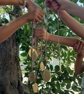 foto dei bambini che mostrano le medaglie nel giardino della scuola